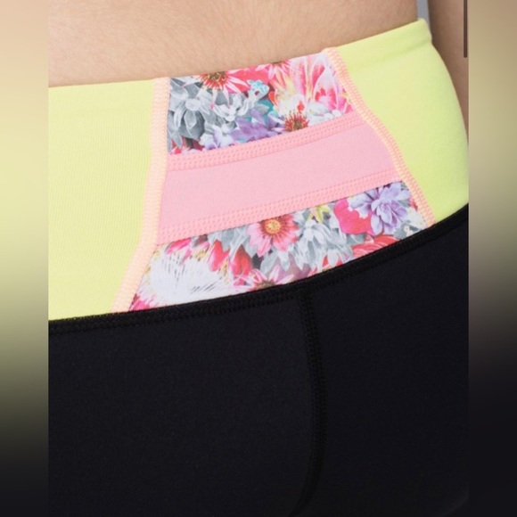 Lululemon Wunder Under Crop full on Luon
reversible to solid black size 6 - Picture 6 of 9